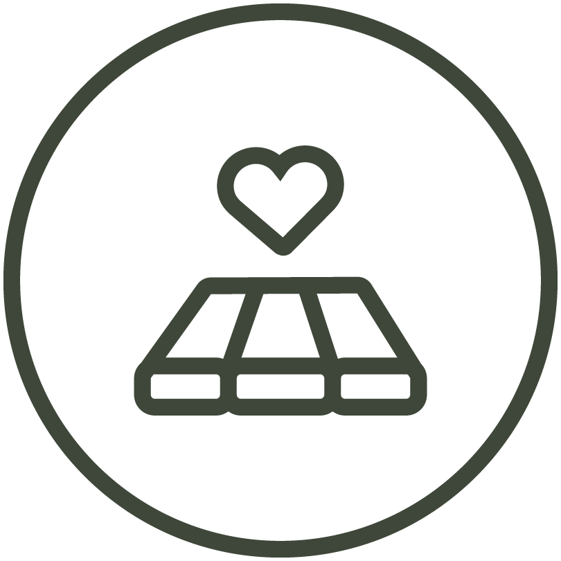 Fiberon Novus decking comfort icon showing a deck surface with a heart above it, symbolizing barefoot-friendly and slip-resistant performance.